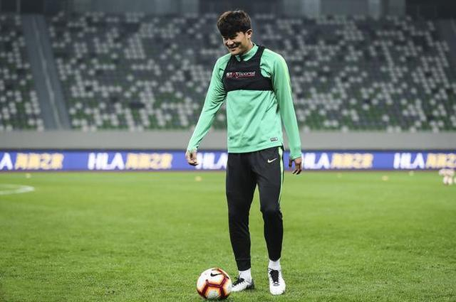 包含意甲冲刺阶段走向成谜；巴黎圣日耳曼更衣室发声；质疑声仍在；心理建设被强调的词条