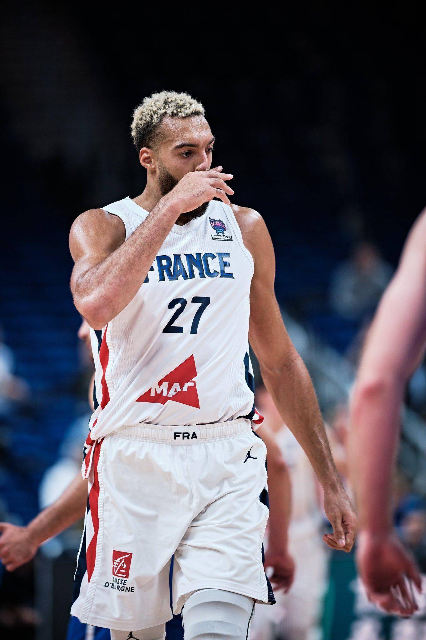 包含风云突变！夏洛特黄蜂转会期豪取连胜，德国杯版图或变，更衣室稳定，轮换策略成焦点的词条